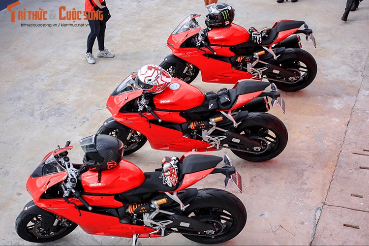 Dan xe no Ducati 959 “cay nat” duong dua HappyLand-Hinh-2